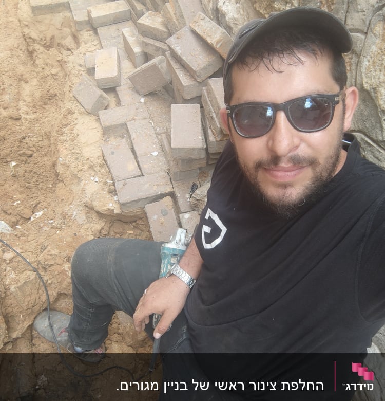 אדם עם כלי עבודה באתר בנייה